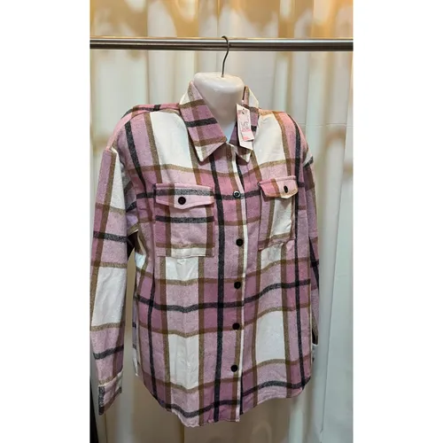 Sobre camisa rosa 
