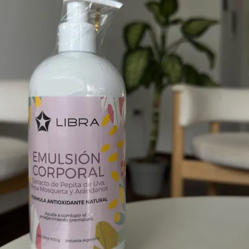 Emulsión Corporal Antioxidante con Extracto de Pepita de Uva, Rosa Mosqueta y Arándanos.