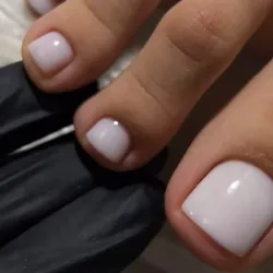 Pedicuria + esmaltado semipermanente
