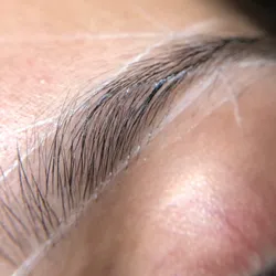 Diseño de cejas y perfilado con hilo 🧵✨🍃