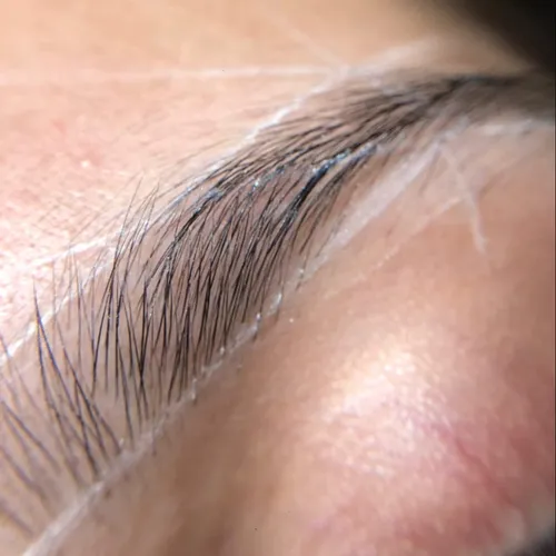 Diseño de cejas y perfilado con hilo 🧵✨🍃
