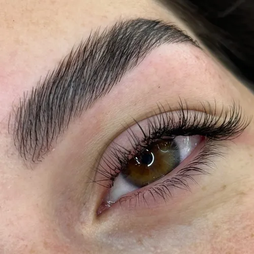Tinte con henna en cejas 