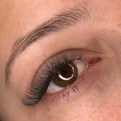 Extensiones de pestañas + Diseño y perfilado de cejas