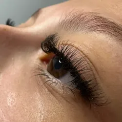 Extensiones efecto rimmel tecnológico 