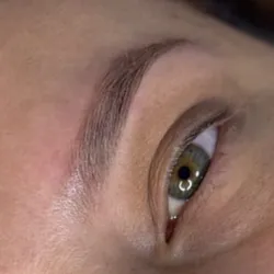 Perfilado de cejas con tinte 