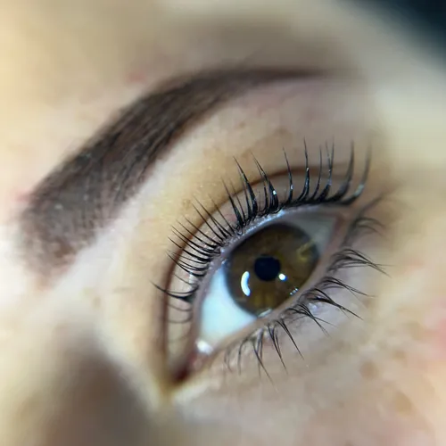Lashlifting +Henna y diseño de cejas 