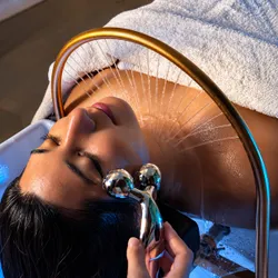 TERAPIA DOBLE DELUXE - Spa Capilar + Spa Facial