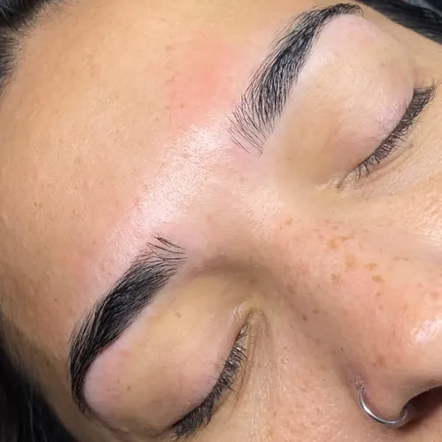 Perfilado de cejas clásico con cera