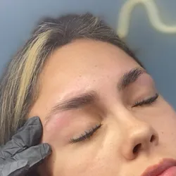 Laminado de cejas | Brow lamination (incluye perfilado)