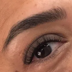 Diseño y Perfilado de cejas
