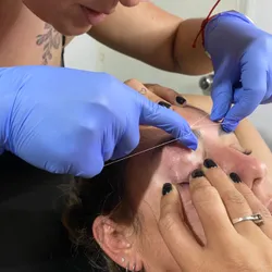 Diseño y perfilado de cejas 