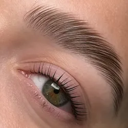 Laminado de cejas con perfilado 