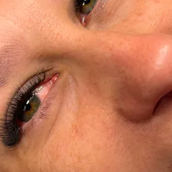 Volumen 4D + perfilado de cejas 