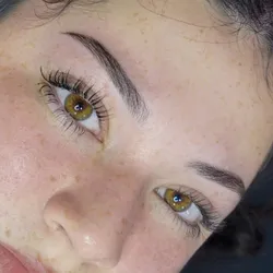 Diseño y perfilado de cejas
