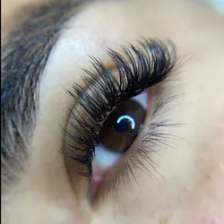 Extensiones de pestañas Ef húmedo + perfilado de cejas 