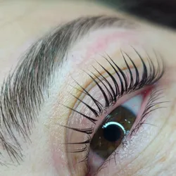 Lifting de pestañas y perfilado de cejas 