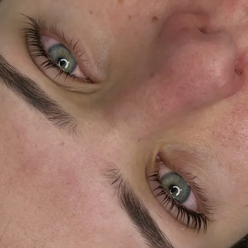 Lifting de pestañas + perfilado de cejas 