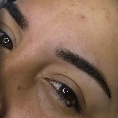 Diseño de cejas con henna