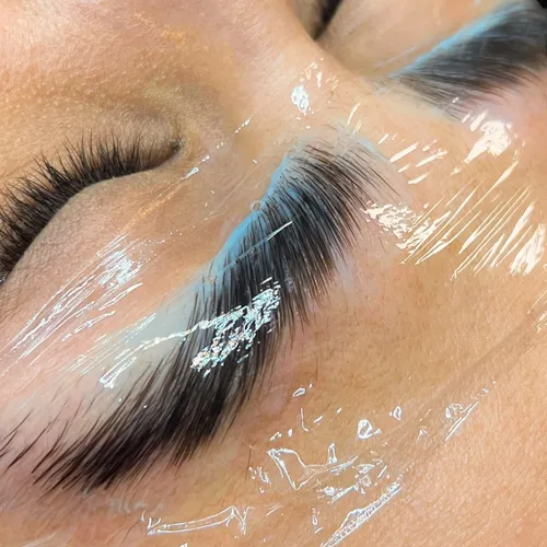 Laminado de cejas, de Glows by Aurora