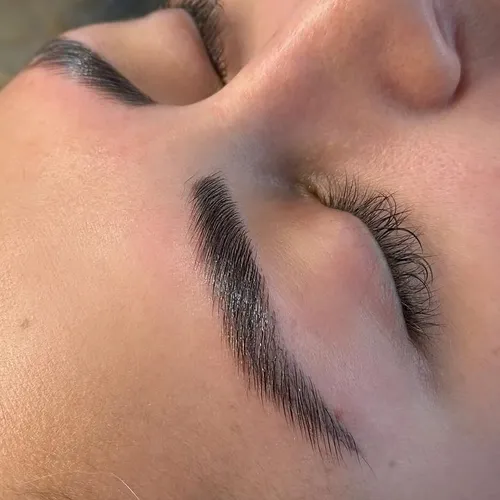 Regeneración de cejas, de Glows by Aurora