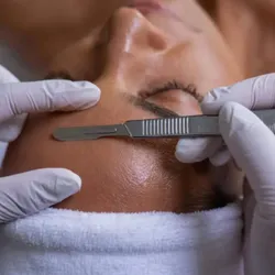 Dermaplaning peeling de brillo con cabina led