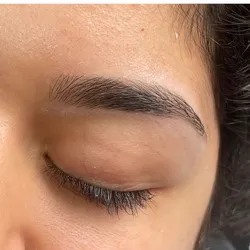 Diseño y perfilado de cejas 