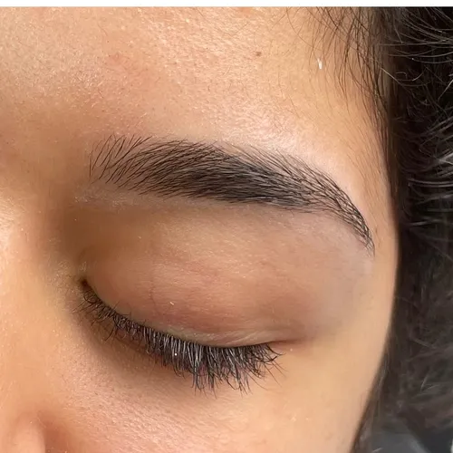 Diseño y perfilado de cejas 