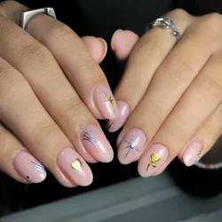Semi + diseños cromados en todas las uñas