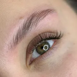 EXTENSIONES DE PESTAÑAS + LAMINADO DE CEJAS