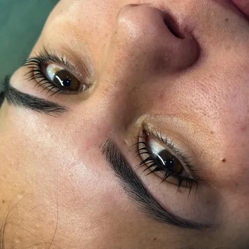 Fiel combo: Lifting y perfilado de cejas, de M&G  Estetica y Belleza