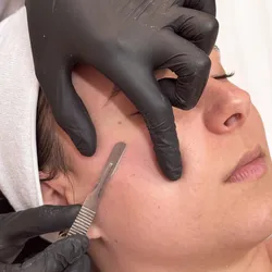 · Dermaplaning Glow + Hydralips 