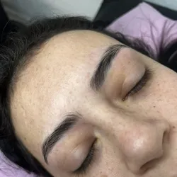 Diseño y perfilado de cejas 