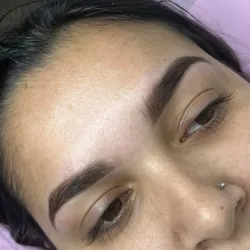 Diseño y perfilado de cejas + henna