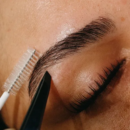 Diseño y Perfilado de Cejas 