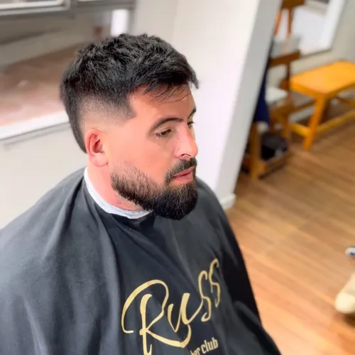 Corte y barba, de Russ Barberia