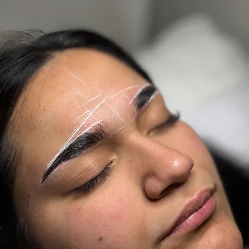 Diseño y Perfilado de cejas, de Mora Beauty Studio
