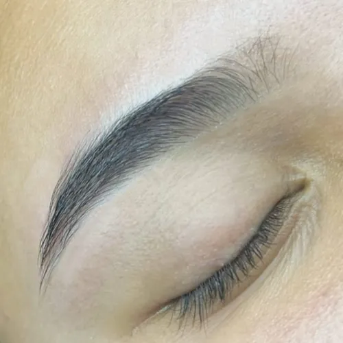 Diseño y perfilado de cejas, de Robles Studio
