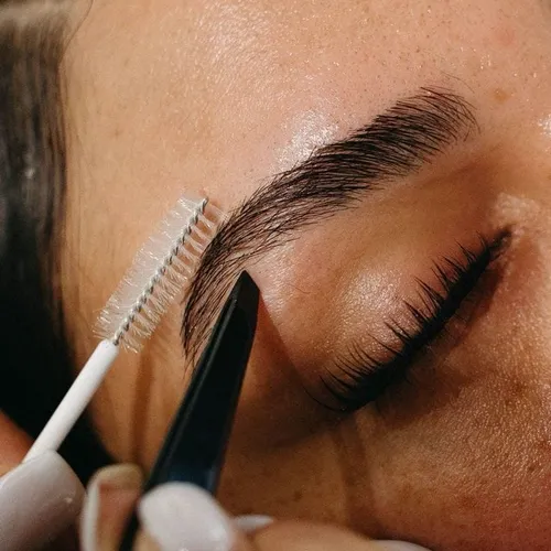 Diseño y Perfilado de cejas con hilo 
