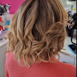 Brushing u ondas cabello corto a mediano