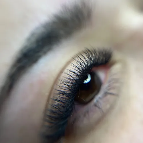 Fibras tecnológicas 3D (volumen medio) + perfilado de cejas 