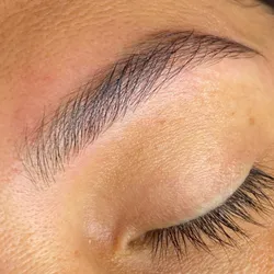 Diseño y Perfilado de Cejas