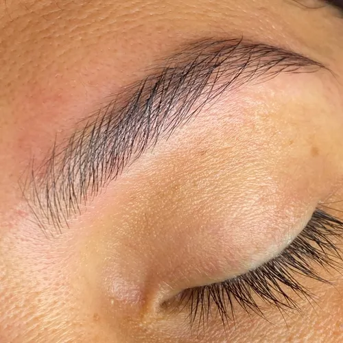 Diseño y Perfilado de Cejas