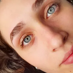 Laminado de cejas: $25.000