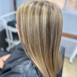 Color base y mechas cúspide.
