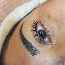 Diseño de cejas + perfilado 