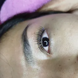 Diseño y Perfilado de cejas 