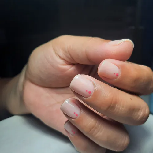 Manos con esmaltado semipermanente 