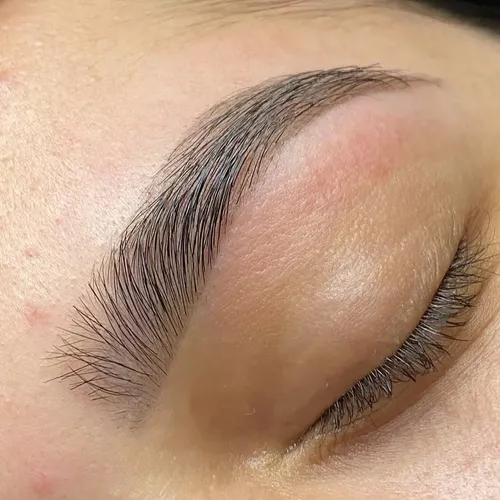 Perfilado de cejas con diseño