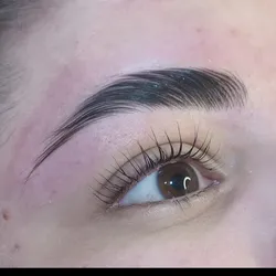 Diseño de cejas + perfilado +laminado +lifting de pestañas 