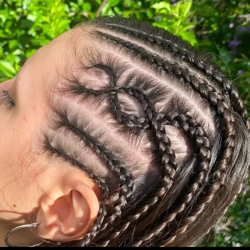 Trenzas laterales con diseño 